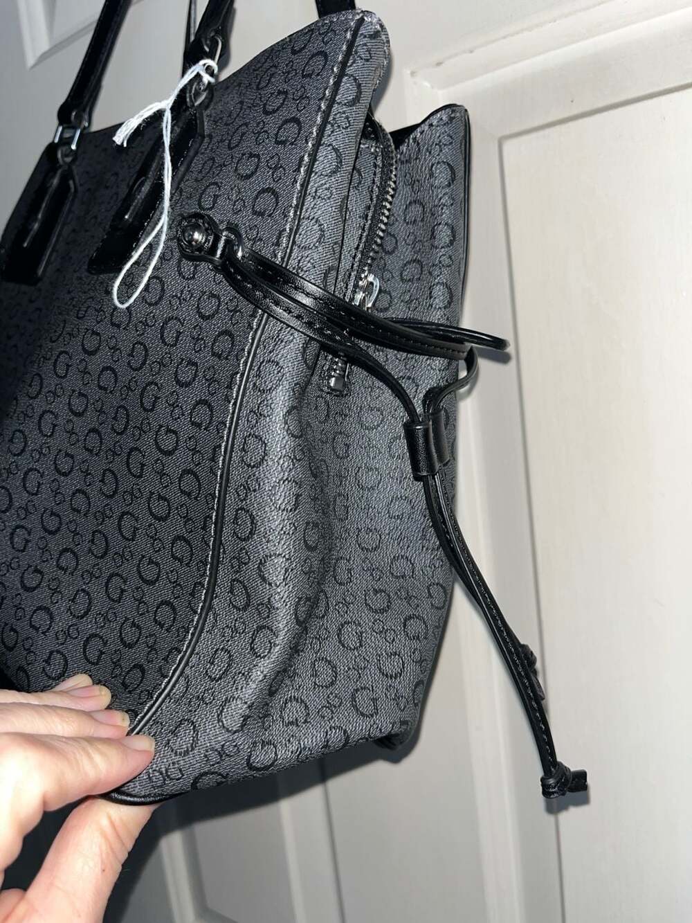 Guess - Picture 5 of 5
